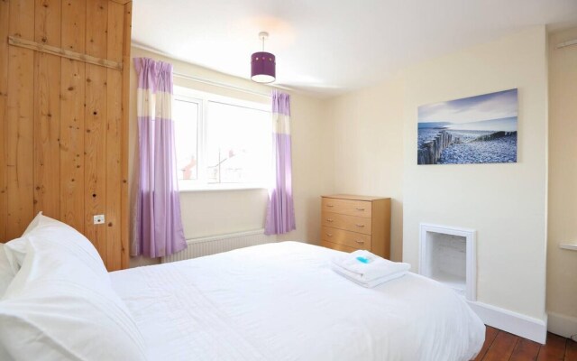 3/4 Bed House 2 Bathroom off Road Parking