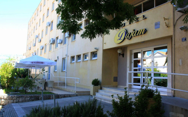 Omladinski Hostel
