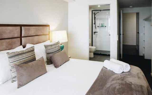 Resort Style 3 Bed 2 Bath, 200m from Beach – Guest Rooms – Buddina