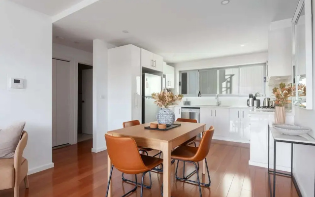 Bright 2-bed Apartment With Balcony & Garage