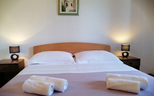 Apartments and Room Caric