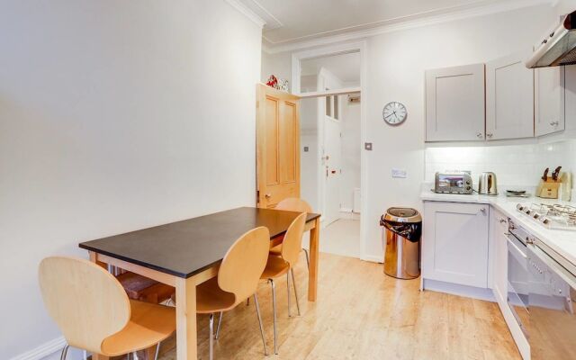 Fulham Large 1 bed Flat in Charming Building