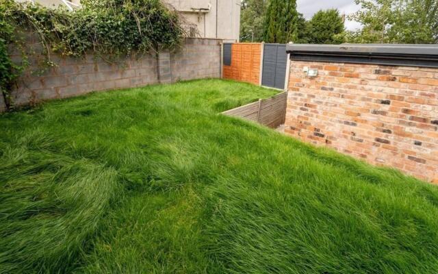 Spacious Studio Near City Centre!