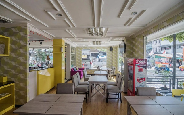 RedDoorz Plus near Mangga Besar Station 2