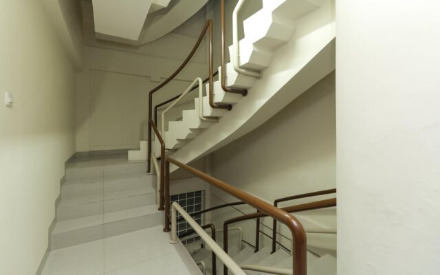 RedDoorz Plus near Harmoni Gajah Mada
