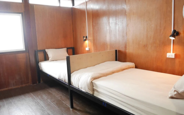 At Pier Hostel Lanta