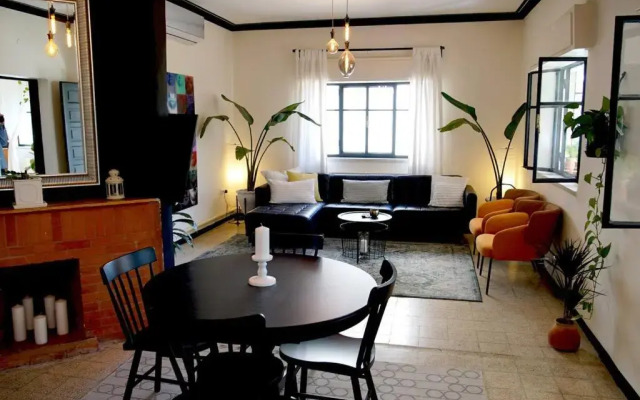 Inspiring 3Bed Unit with Sunny Balcony & Fireplace