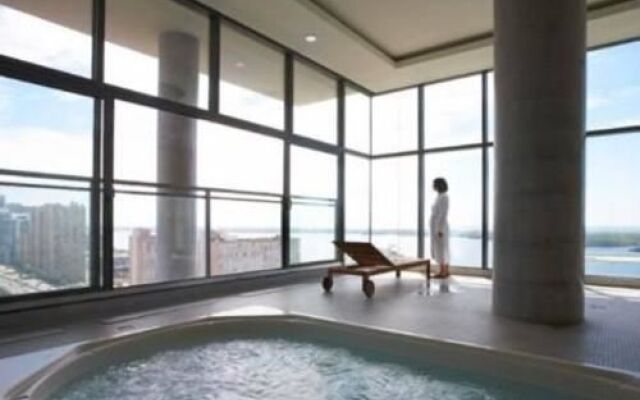 Life Suites Rogers Centre