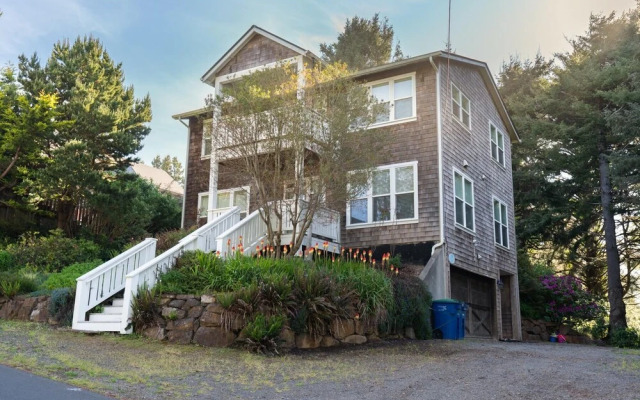 Pacific Star 4 Br home by RedAwning