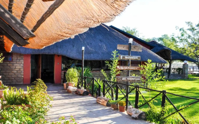 Transkalahari End Resort - Die Dam