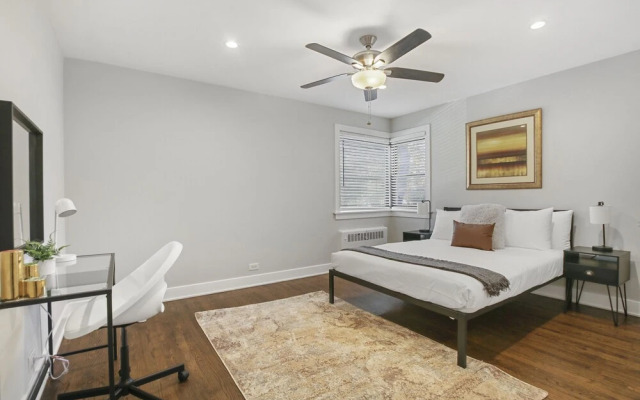 2BR Rogers Park Apt in Sheridan