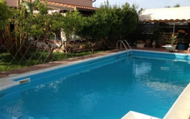 Villa con Piscina a Balestrate