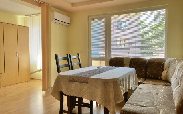 Sunny Central Apartment with TV & Wi-Fi