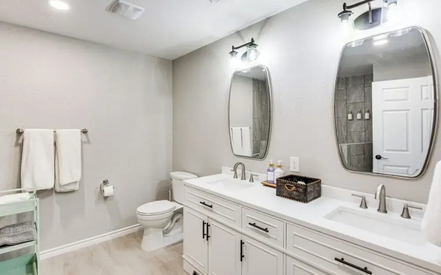 Walk to Lewisville Lake: Dog-friendly Texas Home
