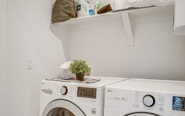 Modern Denver Vacation Rental W/ Rooftop Deck!