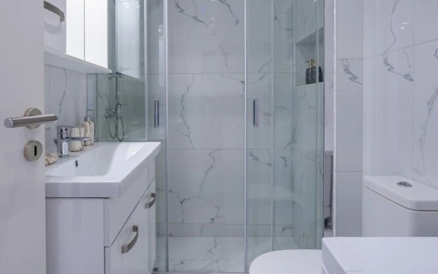 Lush Sapphire apt in the heart of Athens