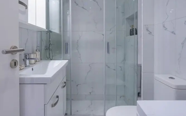 Lush Sapphire apt in the heart of Athens