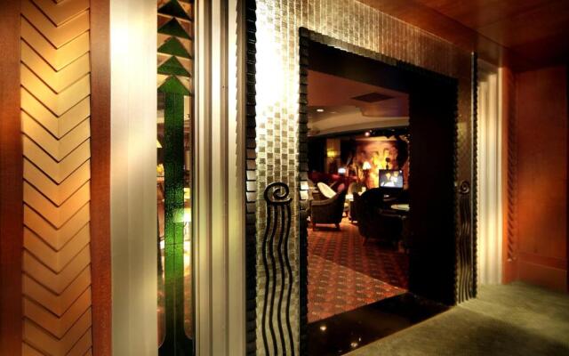 Lakeshore Hotel