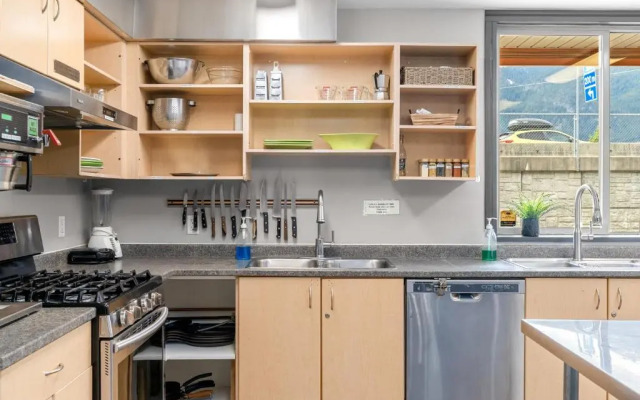 Squamish Adventure Inn & Hostel