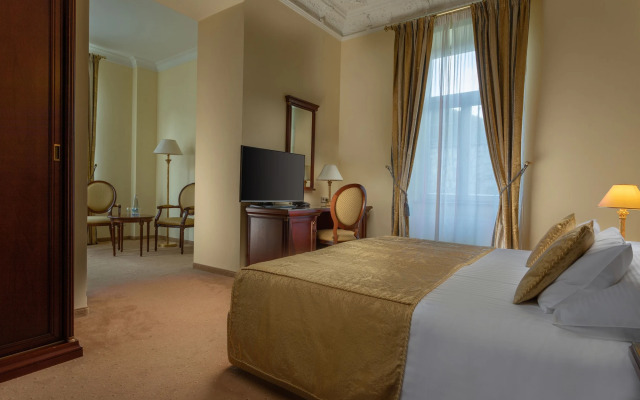Savoy Westend Hotel