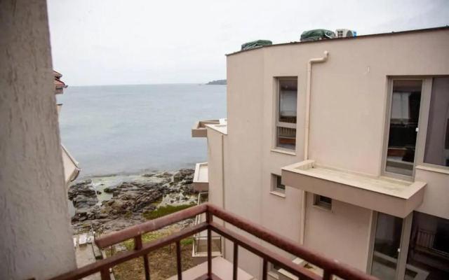 Convenient 1-Bedroom Flat next to Harmanite Beach