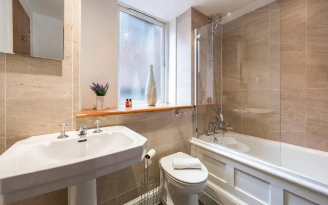 2-bedroom Spacious Apartment in the Heart of Covent Garden, London