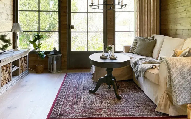 Charming Lakeside Cottage Getaway
