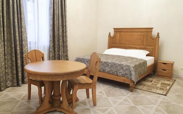 Anna and King  (on Zheleznodorozhnoy)