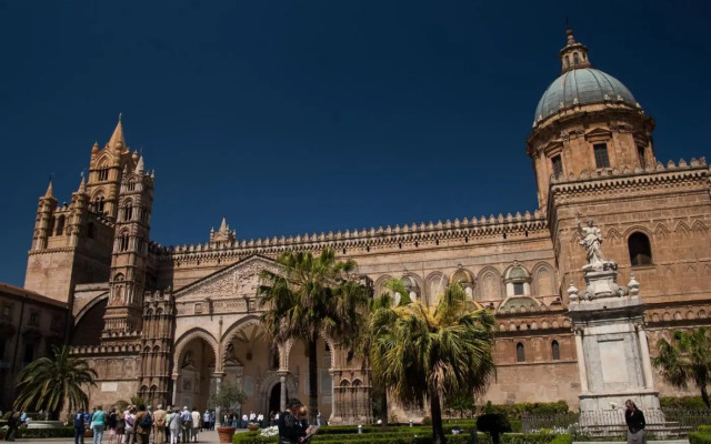 Travellers Photo Home