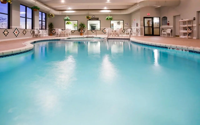 Holiday Inn Express & Suites New Berlin by IHG