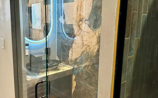 Metro Art Hotel
