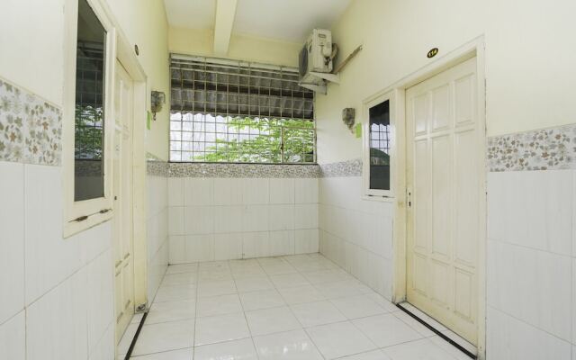 Oyo Life 2573 Griyo Kost Putra 205