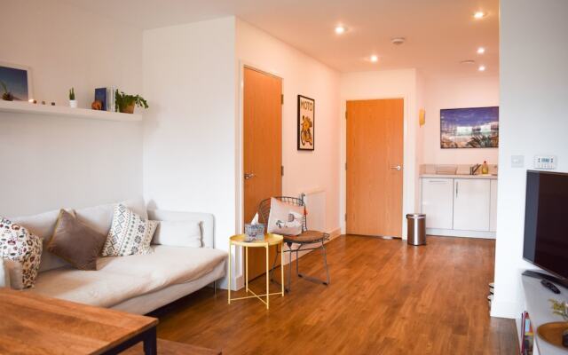 Modern 1 Bedroom House in Pontoon Dock