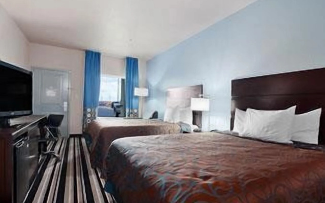 Super 8 by Wyndham Dilley TX