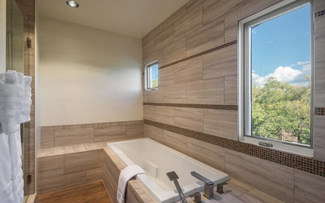 Encantada - Spacious and Luxurious Home, Walk to The Plaza