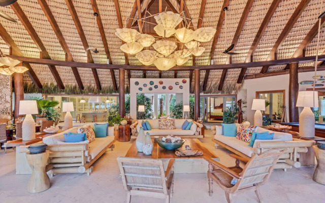 Dazzling Beachfront Villa With Swim-up Bar