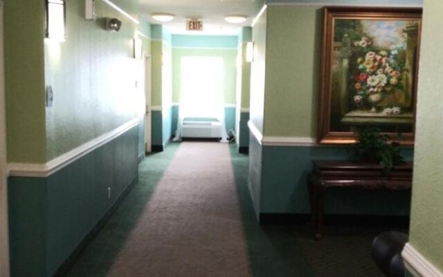 Deluxe 6 Inn & Suites