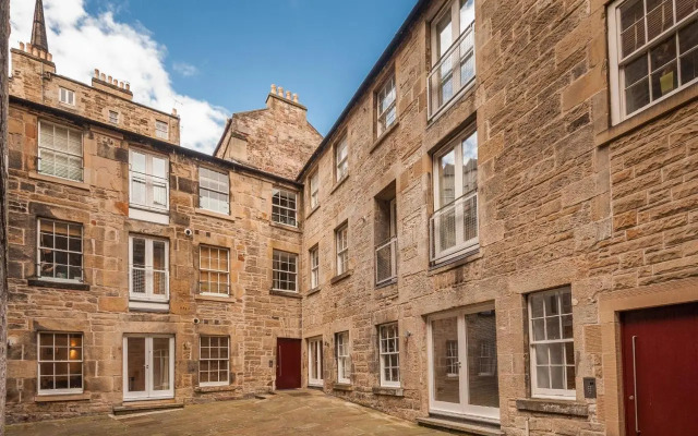 The Edmonstone's Close Residence