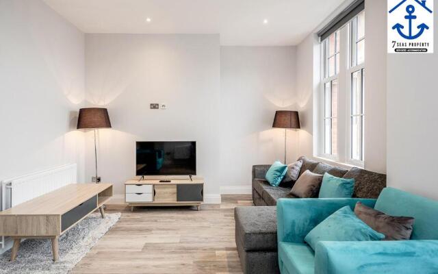 Luxury Apartment High Street Maidenhead w Parking