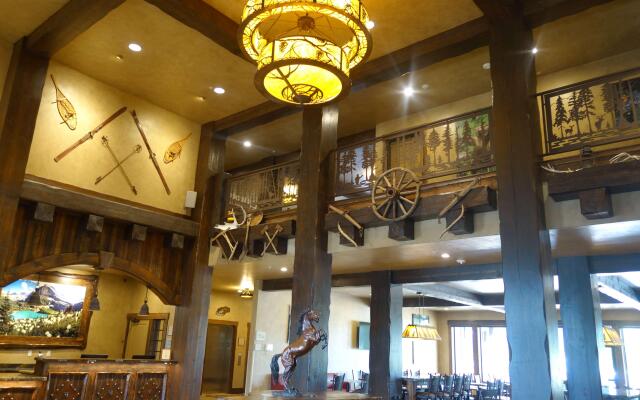 Glacier International Lodge
