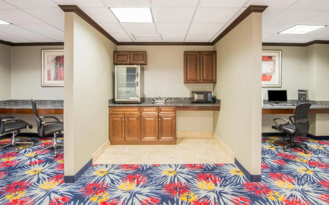 Holiday Inn Express Cleveland Airport - Brookpark by IHG