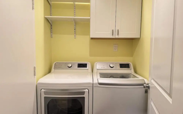 Downtown 3BD City View with Washer Dryer