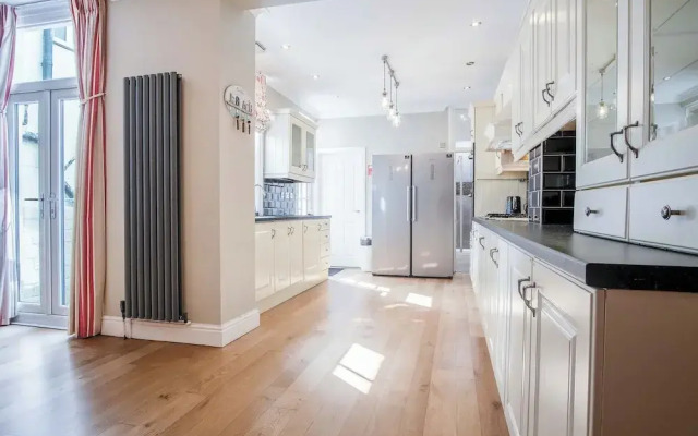 Overland Road 4 Bed House Mumbles