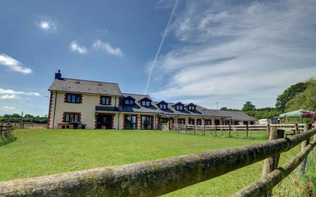 Pleasant holiday home in South Molton with Garden