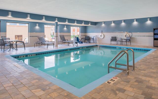 Holiday Inn Express Hotel & Suites Bismarck, an IHG Hotel