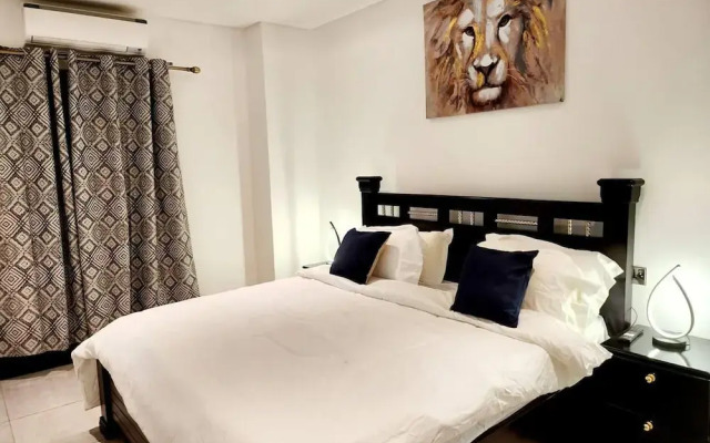 Elegant & Luxury Gem-5 Star Location -pools, Gym!