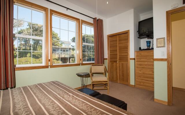 Sheltering Pines 4 Br cottage by RedAwning