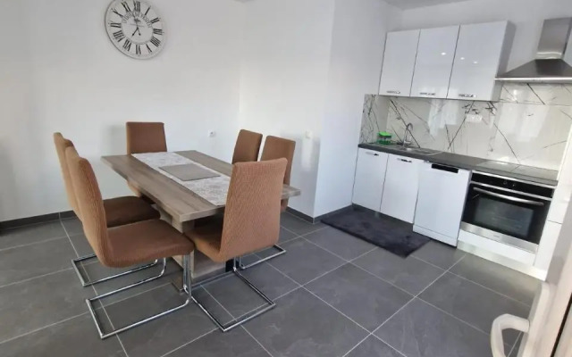 Half of house to rent - family Zelenika