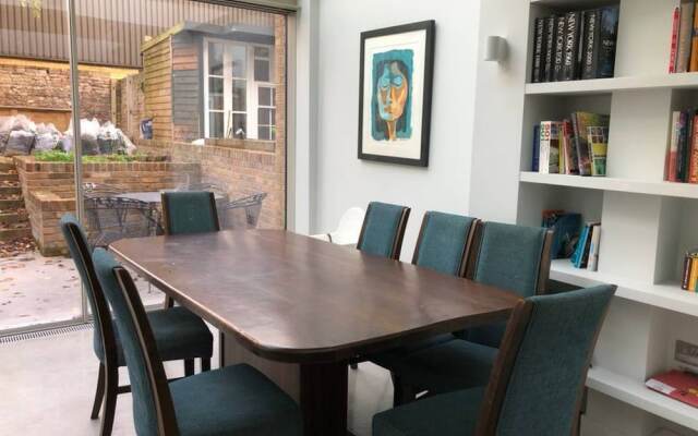 3 Bedroom Home in London Fields Sleeps 5