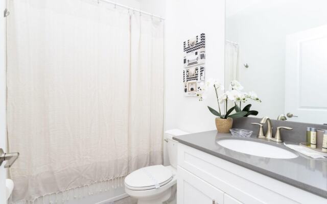 Beautiful Spacious House Near Themed Parks